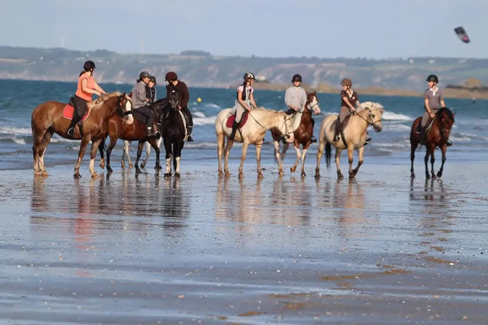 Cavaliers en balade à cheval dans la campagne bretonne près de la baie de Saint-Brieuc au centre équestre Equi 22