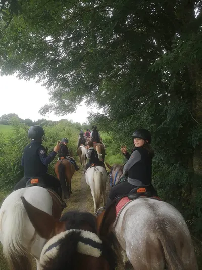 Cavaliers en balade à cheval dans la campagne bretonne au centre équestre Equi 22 à Yffiniac