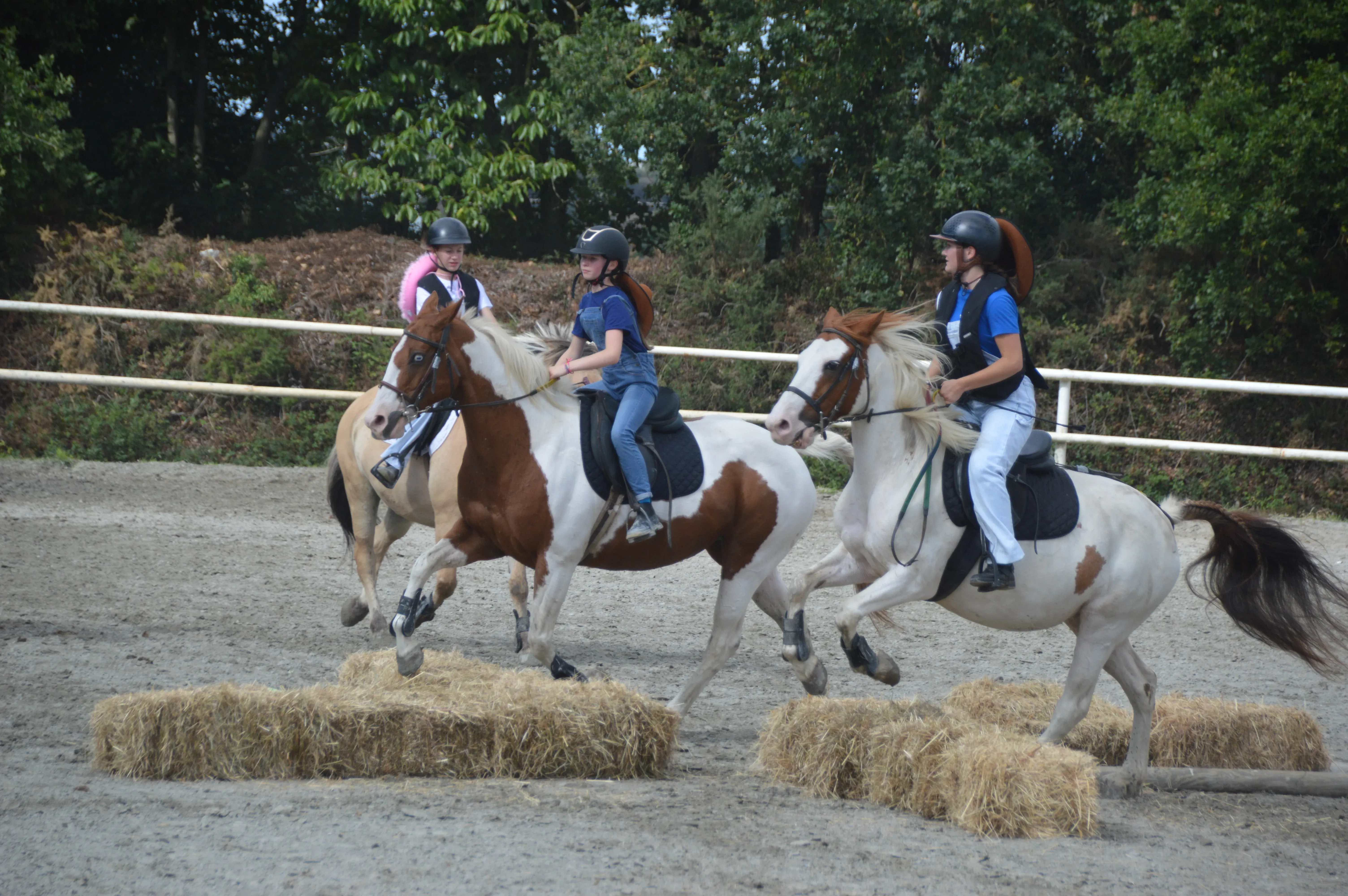 Trois cavalières sur la plage en Bretagne avec les chevaux du centre équestre Equi 22
