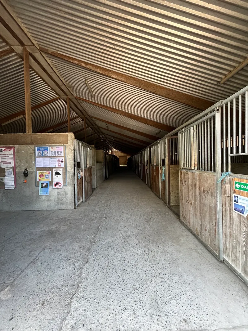 Boxes du centre équestre Équi 22 à Yffiniac
