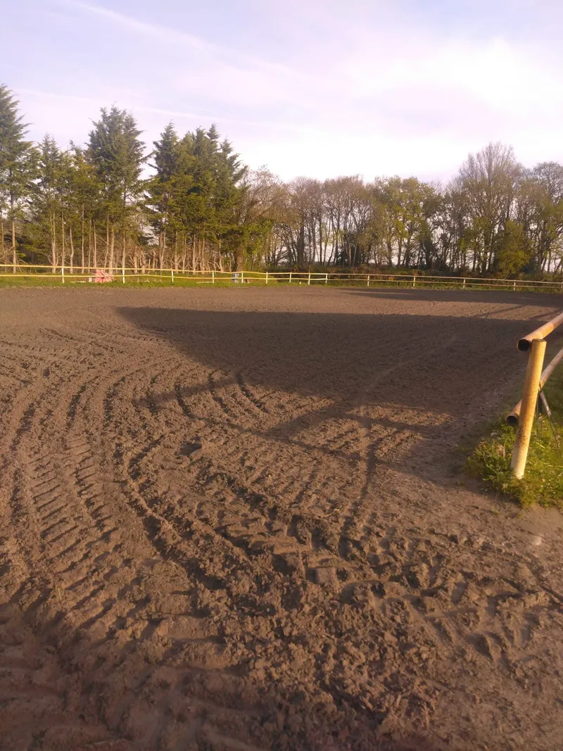 Carrière couverte du centre équestre Équi 22 à Yffiniac