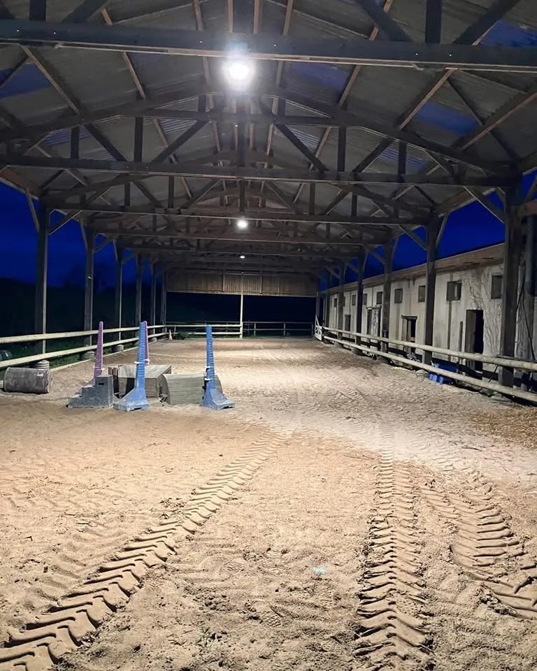 Manège couvert et éclairé du centre équestre Équi 22, utilisable en soirée