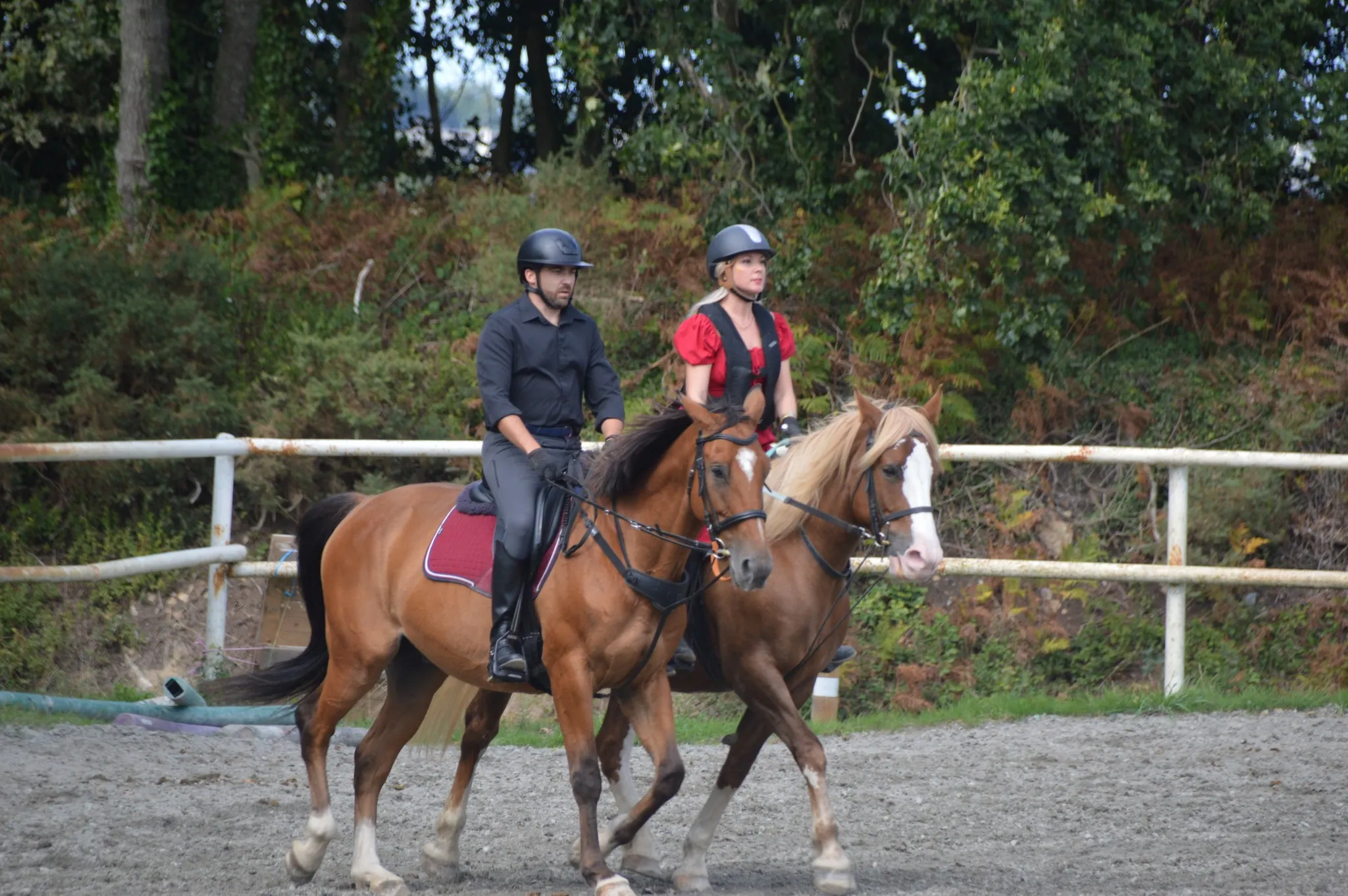 Adultes en cours d'équitation dans un cadre détendu au centre équestre Equi 22