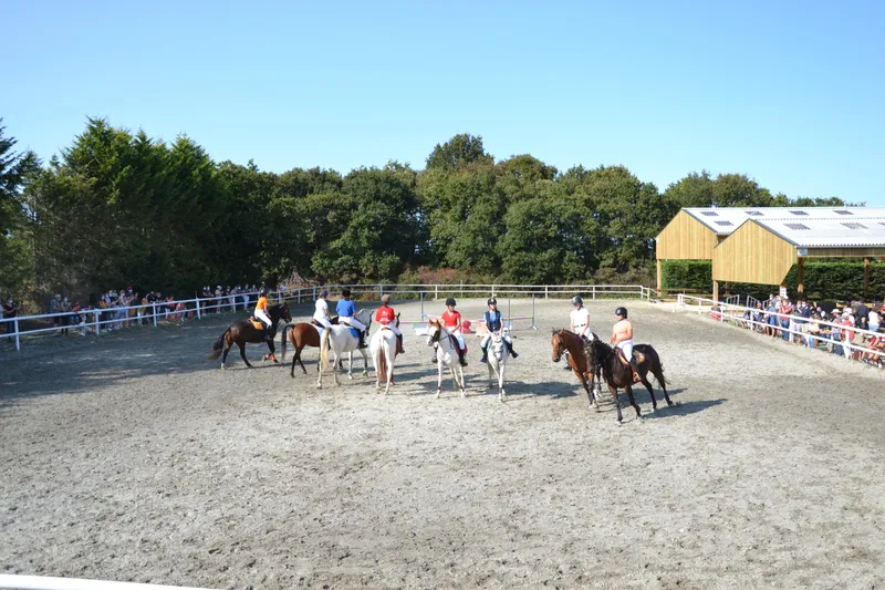 Carrière couverte du centre équestre Équi 22 à Yffiniac