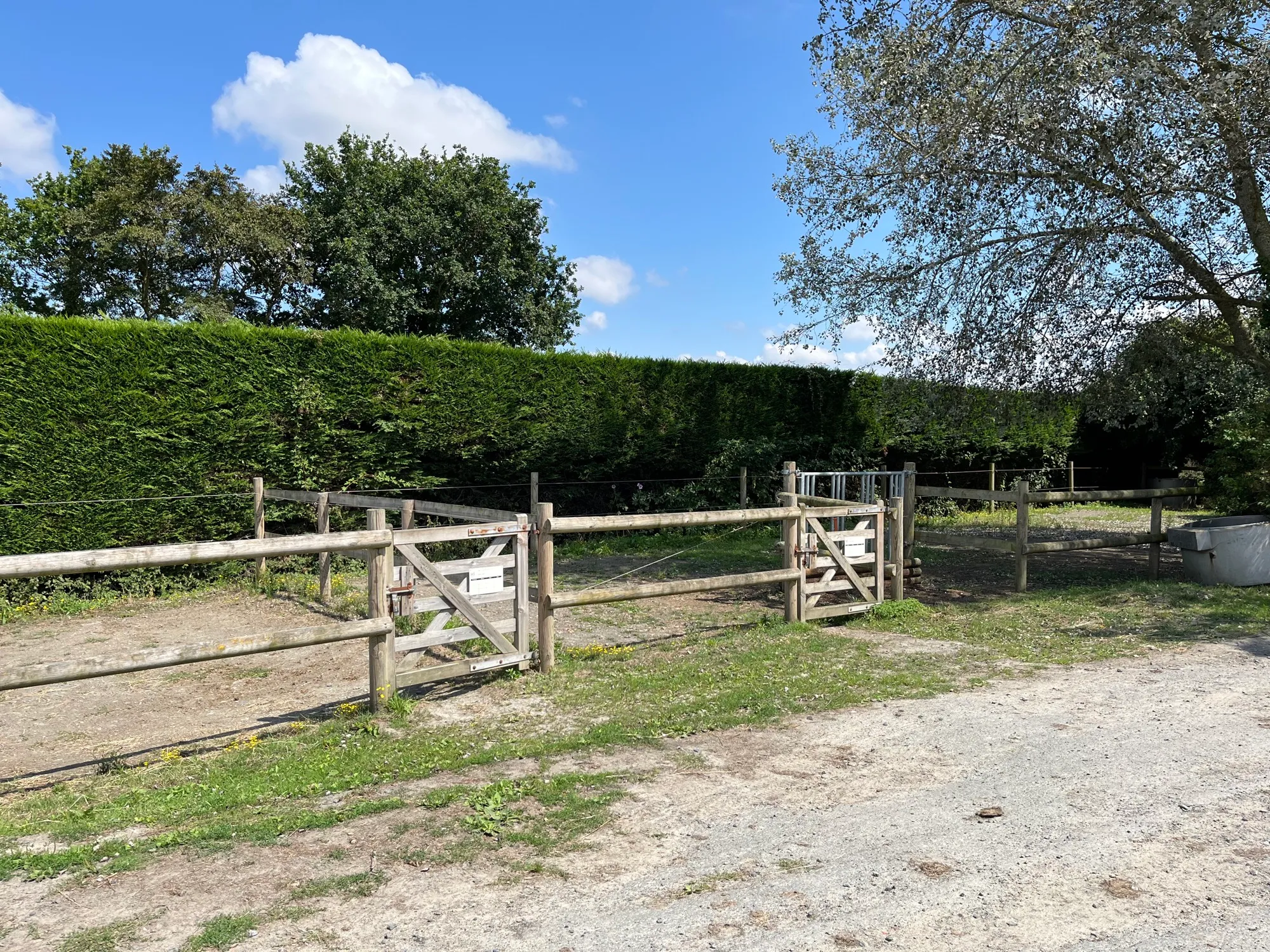 Paddocks clôturés en bois pour les chevaux en pension à Équi 22, Yffiniac