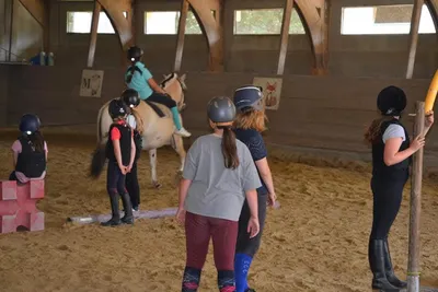 Enfants en séance équestre encadrée au centre équestre Equi 22 à Yffiniac